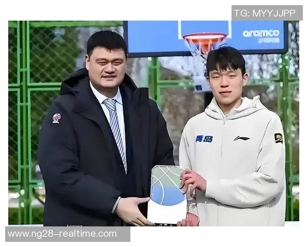 姚明亲自颁发奖牌展现体育精神激励新一代运动员奋勇向前